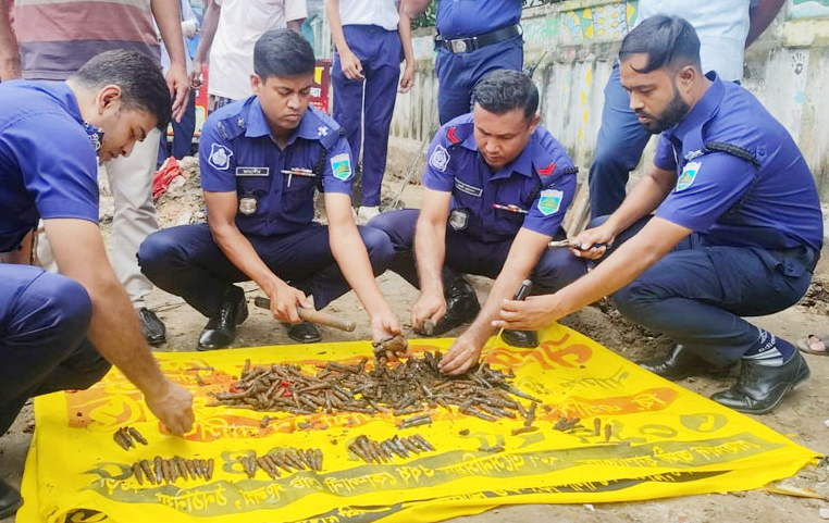 বগুড়ায় ড্রেন খুঁড়তেই মিলল ৩৪০ রাউন্ড গুলি