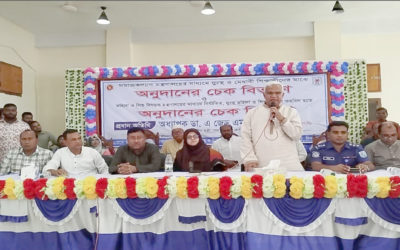 ঘোড়াঘাটে শিক্ষার্থীদের মাঝে অনুদানের চেক ও বাইসাইকেল বিতরণ