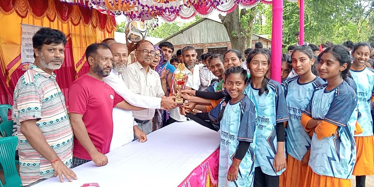 মানবাধিকার সপ্তাহ উপলক্ষে প্রীতি ফুটবল ম্যাচে মোকামতলার গুজিয়া উচ্চ বিদ্যালয় ২-০ গোলে বিজয়ী
