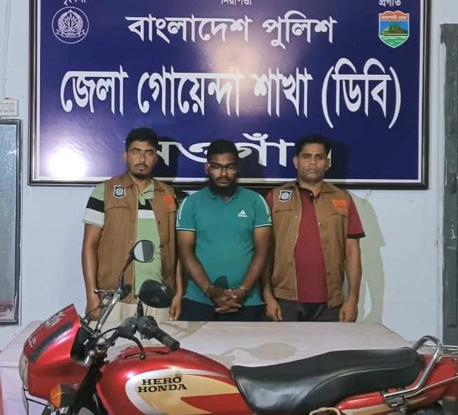 নওগাঁয়  ডিবির অভিযানে যুবক গ্রেপ্তার