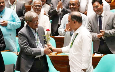 নবনির্বাচিত রাষ্ট্রপতিকে লাল গোলাপ দিয়ে শুভেচ্ছা জানালেন প্রধানমন্ত্রী