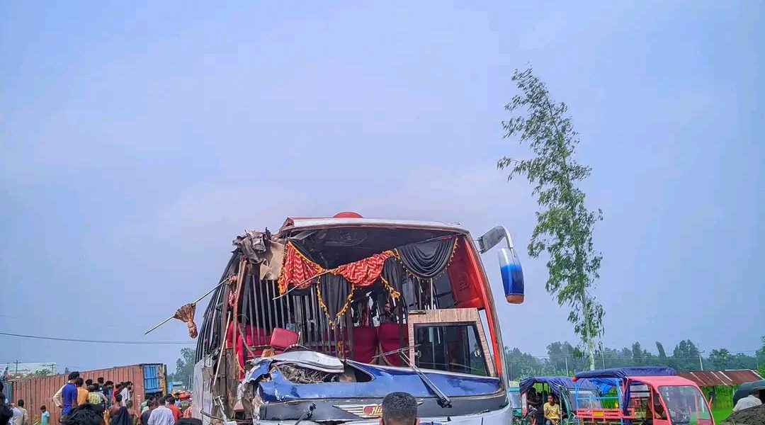 মোকামতলায় বাস-কাভার্ডভ্যান-মাইক্রোবাসের চতুর্মূখী সংঘর্ষ, আহত ২