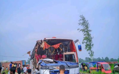 মোকামতলায় বাস-কাভার্ডভ্যান-মাইক্রোবাসের চতুর্মূখী সংঘর্ষ, আহত ২