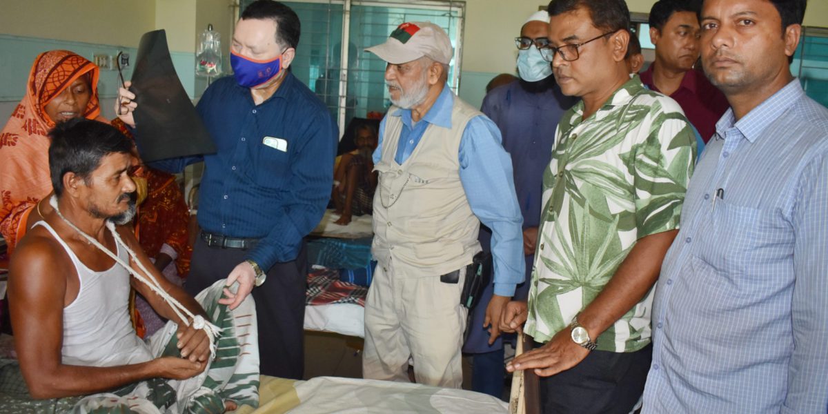 বগুড়ায় অসুস্থ রোগীদের দেখতে হাসপাতালে সাবেক এমপি লালু