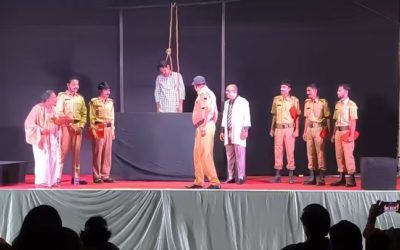 কুড়িগ্রামে সাংস্কৃতিক সংগঠন ‘প্রচ্ছদ’-এর আয়োজনে মঞ্চস্থ হলো নাটক ‘আজ কমন্ডলের ফাঁসি’, টাউনহলে উপচে পড়া ভিড় ​