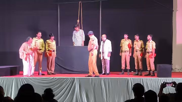 কুড়িগ্রামে সাংস্কৃতিক সংগঠন ‘প্রচ্ছদ’-এর আয়োজনে মঞ্চস্থ হলো নাটক ‘আজ কমন্ডলের ফাঁসি’, টাউনহলে উপচে পড়া ভিড় ​