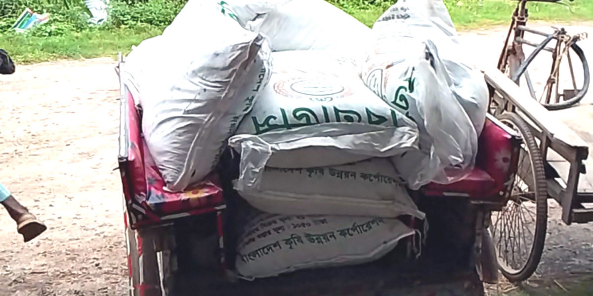 সার সমাচার-২: আদমদীঘিতে সার ডিলারের খোজ মেলে না যথাস্থানে; এক স্থানের সার অন্য স্থানে