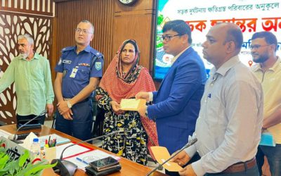 সড়ক দুর্ঘটনায় নিহত ও আহতদের পরিবারের মাঝে ৭৬ লাখ টাকার আর্থিক সহায়তার চেক বিতরণ
