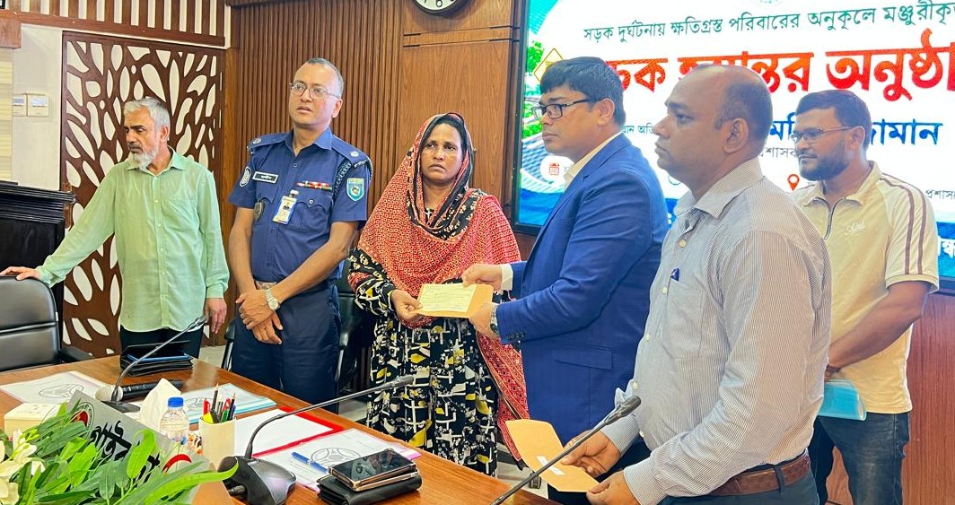 সড়ক দুর্ঘটনায় নিহত ও আহতদের পরিবারের মাঝে ৭৬ লাখ টাকার আর্থিক সহায়তার চেক বিতরণ