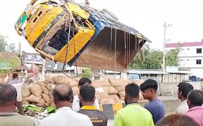 শাজাহানপুরে নয়মাইলে মাইক্রোবাস-ট্রাক সংঘর্ষে নিহত ২, আহত ৭