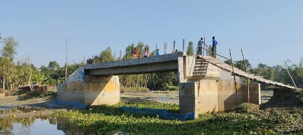কুড়িগ্রামের রাজারহাটে ৪ বছর ধরে রাস্তা ছাড়াই সেতু