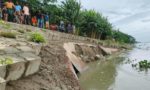 কুড়িগ্রামের চিলমারীর কাঁচকল কেডিওয়ারী এলাকায় ব্রহ্মপুত্র নদের তীর রক্ষা বাঁধে আবারও ধস,, আতঙ্কে এলাকাবাসী