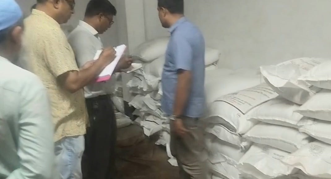 পাবনায় অবৈধভাবে সার মজুতের দায়ে দুই ব্যবসায়ীর ৮০ হাজার টাকা জরিমানা; ৩৮১ বস্তা সার জব্দ