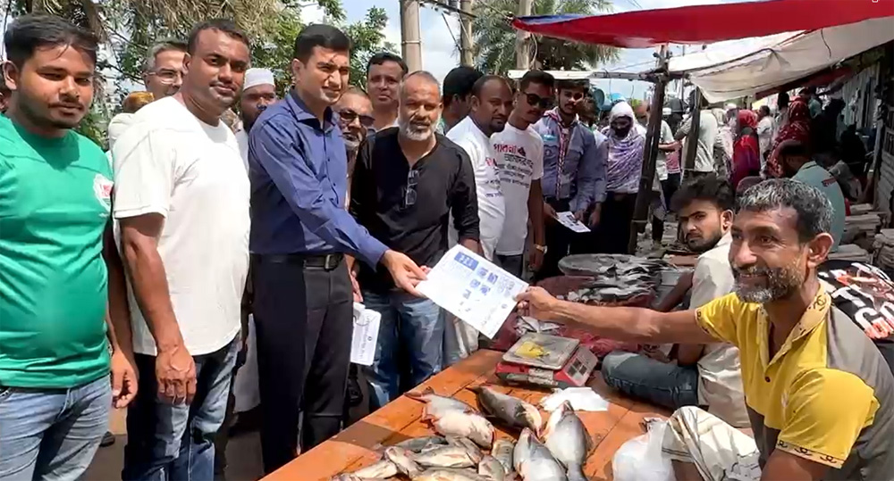 পাবনায় ডেঙ্গু প্রতিরোধে মশক নিধন ও পরিচ্ছন্নতা অভিযান ; সবােইকে সচেতন হওয়ার আহ্বান