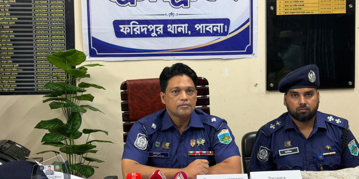 বটগাছের নিচে বস্তায় মিলল ১৫ রাউন্ড গুলি, দেশীয় অস্ত্র