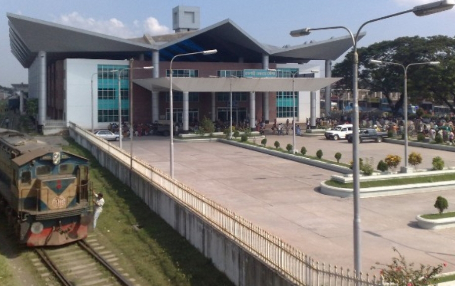 আগে ভাগেই বন্ধ টিকিট কাউন্টার, ভোগান্তিতে যাত্রীরা