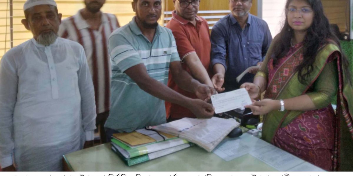 কাহালুতে সামাজিক বনায়নের উপকার ভোগীদের মাঝে প্রায় পৌনে ৭ লক্ষ টাকার চেক বিতরণ করলেন ইউএনও