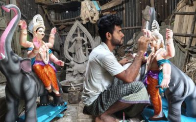 সিরাজগঞ্জে দুর্গাপূজার প্রস্তুতি, ব্যস্ত সময় পার করছেন প্রতিমাশিল্পীরা