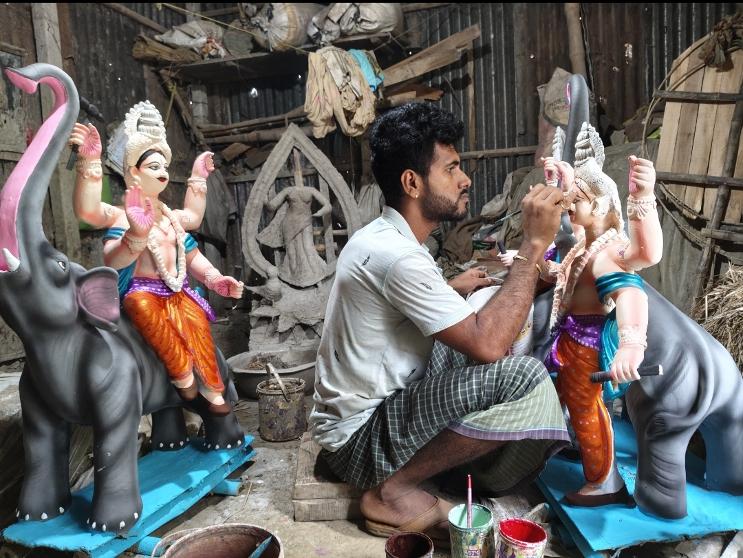 সিরাজগঞ্জে দুর্গাপূজার প্রস্তুতি, ব্যস্ত সময় পার করছেন প্রতিমাশিল্পীরা
