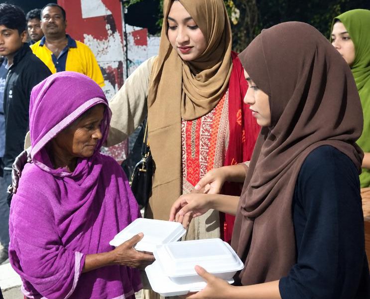 সান্তাহার মানবতার বন্ধনে একসাথে উদ্যোগে সুবিধা বঞ্চিত ও অসহায় দুঃস্থ মানুষের মাঝে খাবার বিতরণ