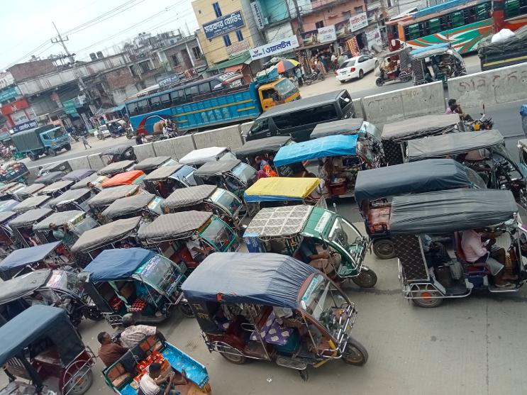 যানজটে নাকাল বগুড়ার শেরপুরবাসী,দ্বায়িত্বে অবহেলা ট্রাফিক পুলিশের