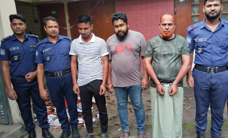 সিরাজগঞ্জে রবীন্দ্র বিশ্ববিদ্যালয়ের ছাত্রীকে শ্লীলতাহানির অভিযোগ, গ্রেপ্তার ৩