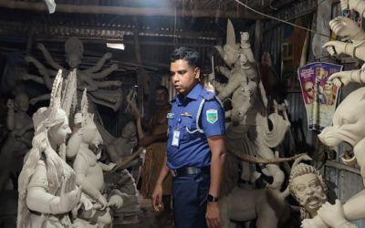 সিরাজগঞ্জে দুর্গাপূজার প্রতিমা তৈরির কাজ পরিদর্শন