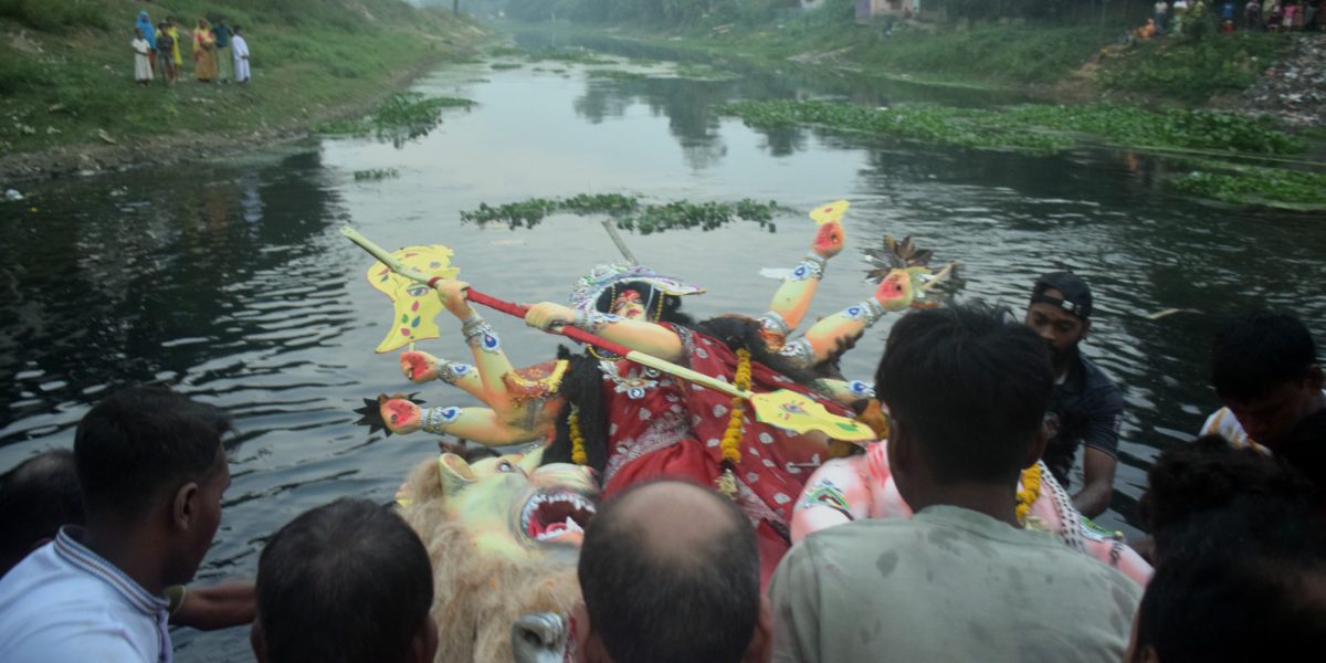 বগুড়ায় প্রতিমা বিসর্জনের মধ্য দিয়ে শেষ হলো শারদীয় দুর্গোৎসব