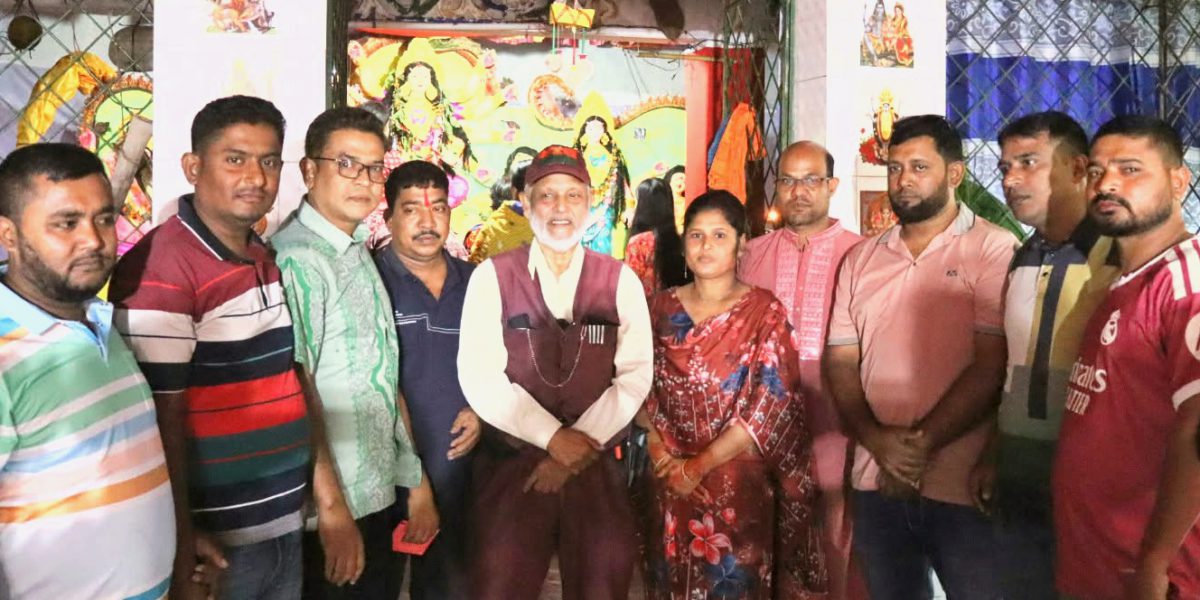 শাজাহানপুরে শারদীয় দূর্গাপূজা মন্ডপ পরিদর্শন ও নগদঅর্থ প্রদান করলেন সাবেক এমপি লালু