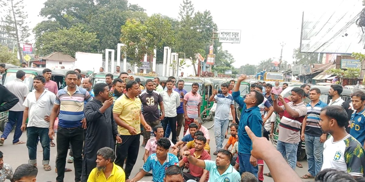 কুড়িগ্রামের সব সড়কে সিএনজি চলাচলের অনুমতির দাবিতে চালকদের সড়ক অবরোধ।। ওসির আশ্বাসে অবরোধ প্রত্যাহার