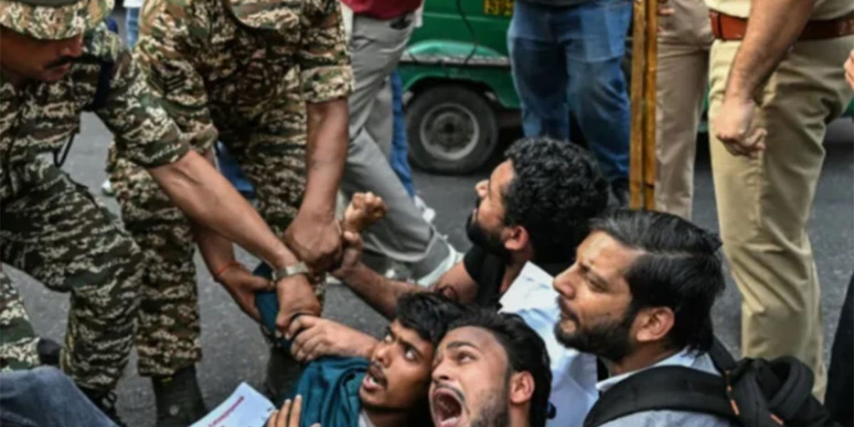 ভারতে বিক্ষোভ দমনে পুলিশ নাস্তানাবুদ, কৌশল বদলাচ্ছেন তরুণেরা