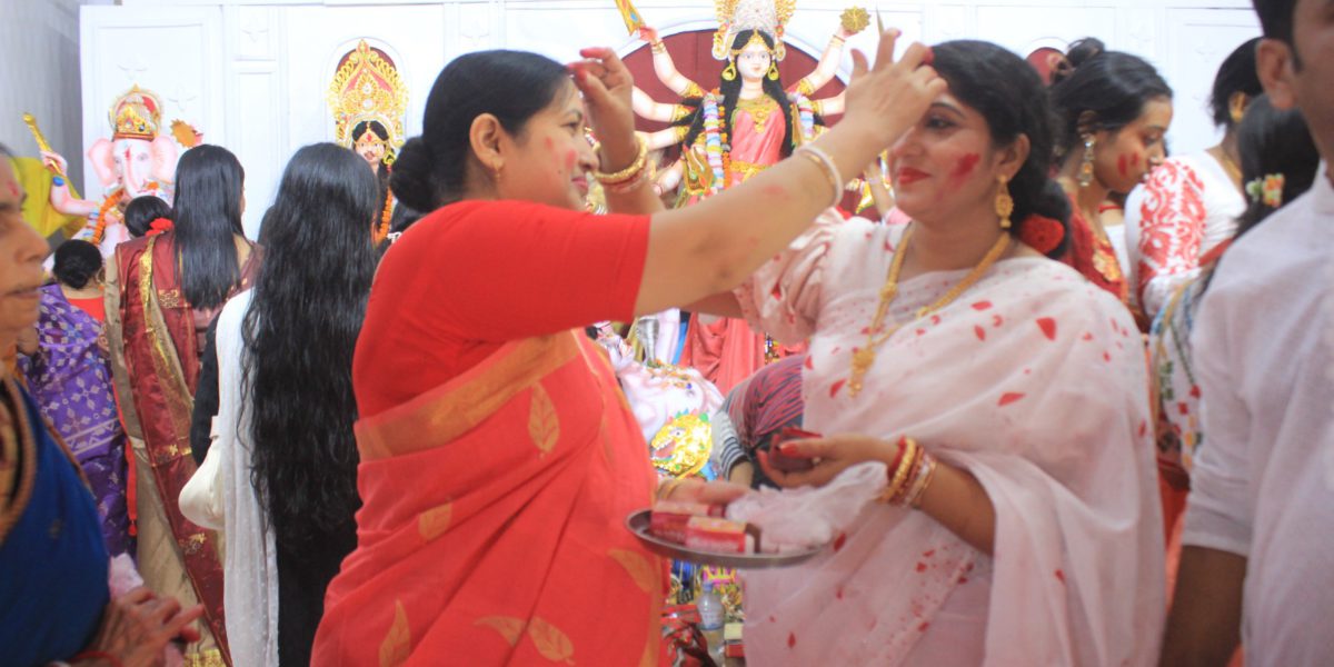 নওগাঁয় সিদুর খেলার মধ্যে দিয়ে দূর্গা মাকে বিদায় দিলেন ভক্তরা