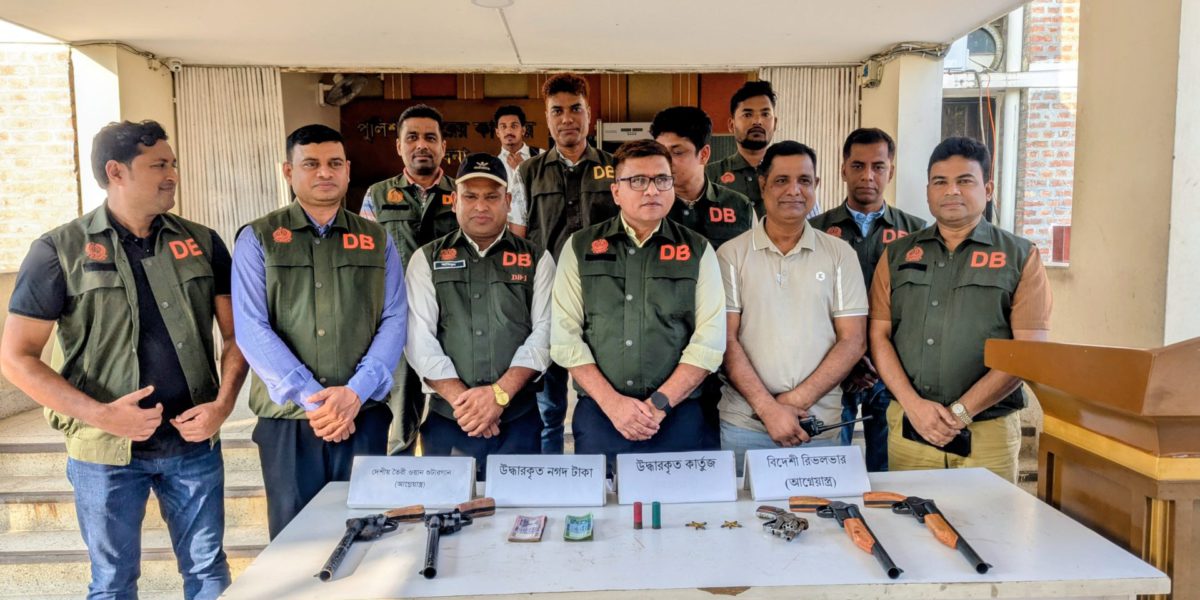 পাবনায় অস্ত্র-গুলি সহ ৪ জন গ্রেপ্তার, অস্ত্র ব্যবসায়ী দাবি পুলিশের