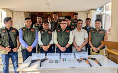 পাবনায় অস্ত্র-গুলি সহ ৪ জন গ্রেপ্তার, অস্ত্র ব্যবসায়ী দাবি পুলিশের
