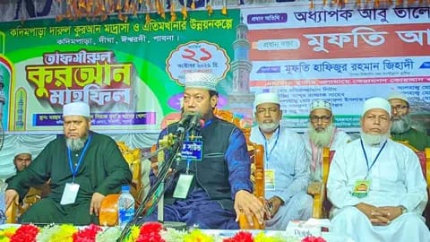 উত্তেজনা পেরিয়ে ঈশ্বরদীতে মুফতি আমির হামজার মাহফিল অনুষ্ঠিত