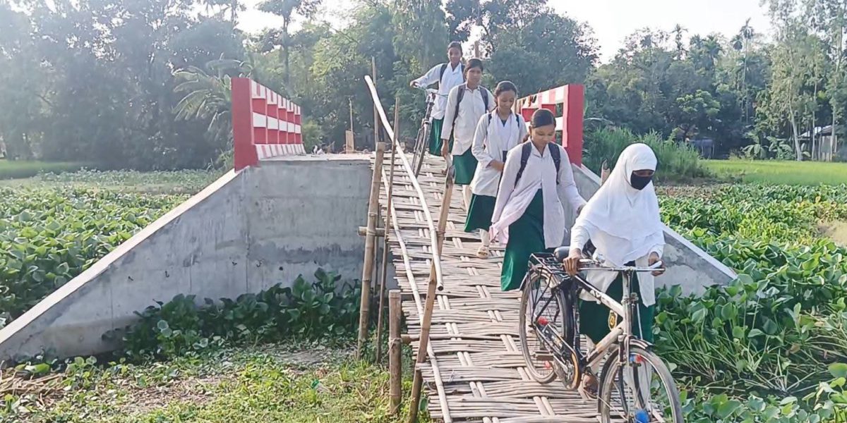 কুড়িগ্রামের রাজারহাটে ঝুলন্ত সেতুর কারনে বাঁশের চাটাই বেয়ে ঝুঁকি নিয়ে পারাপার