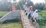 কুড়িগ্রামের রাজারহাটে ঝুলন্ত সেতুর কারনে বাঁশের চাটাই বেয়ে ঝুঁকি নিয়ে পারাপার