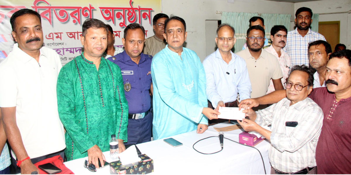 বগুড়া সিটি কর্পোরেশনের উদ্যোগে ৭৬টি মন্দির ও পূজা মন্ডপের চেক বিতরণ