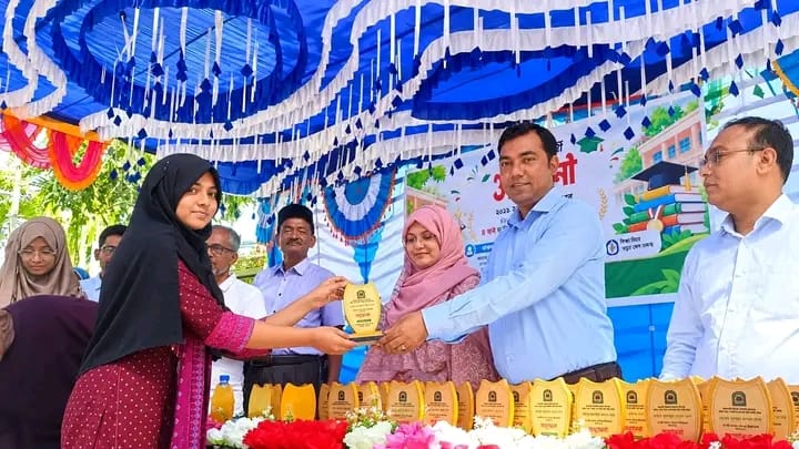 ঘোড়াঘাটে বৃত্তিপ্রাপ্ত শিক্ষার্থীকে সংবর্ধনা দেওয়া হয়েছে
