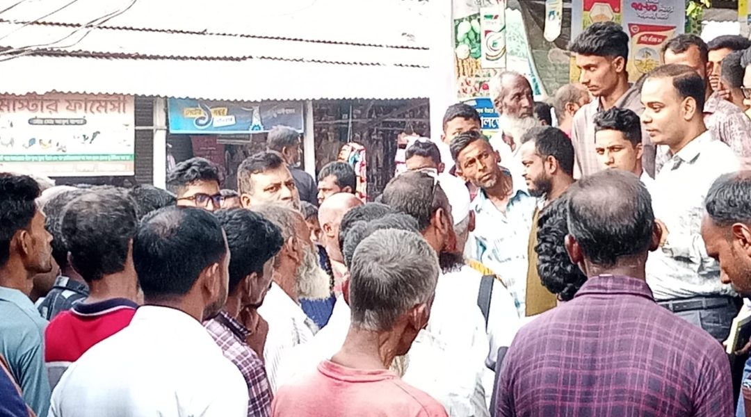 সিরাজগঞ্জের রায়গঞ্জে ৭৫ বস্তা সার মজুদ, ৪০ হাজার টাকা জরিমানা