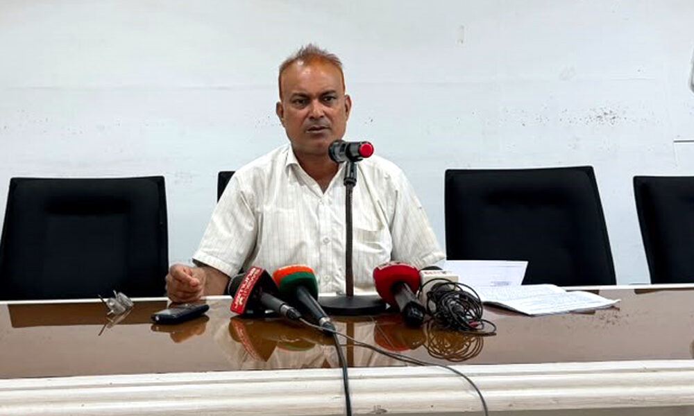 গুমের ভয়ে পালিয়ে বেড়াতে হচ্ছে দুর্নীতি ধরিয়ে দেয়ায় চাকুরিচ্যুত শামসুল; বিচারের আশায় ঘুরছেন পথে পথে