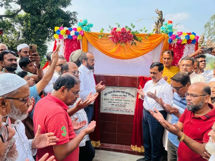 নওগাঁয় ৪টি পৃথক গ্রামীণ সড়ক উন্নয়ন কাজের উদ্বোধন করলেন সাংসদ জাহিদুল ইসলাম ধলু