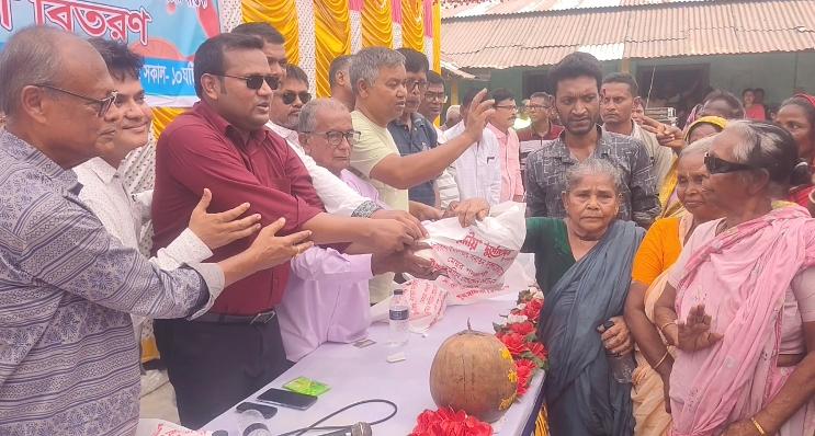 জয়পুরহাটে ১ হাজার ৮শ পরিবারের মাঝে ছাত্র নেতার পূজা সামগ্রী বিতরণ