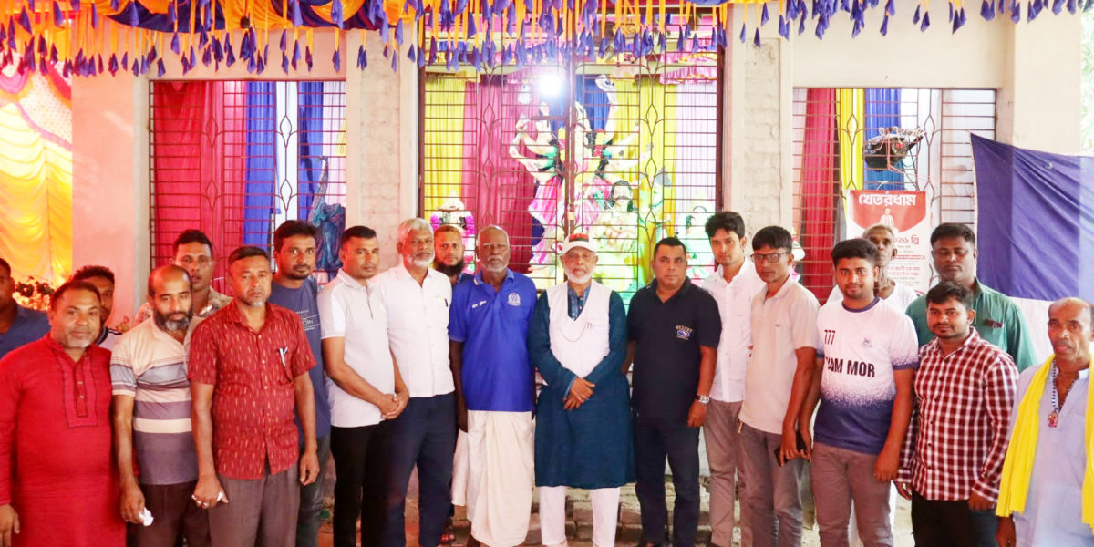 বগুড়ার গাবতলী নশিপুর হিন্দুপাড়ায় শারদীয় দুর্গাপূজা পরিদর্শন ও আর্থিক অনুদান প্রদান করেন সাবেক এমপি লালু